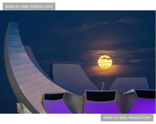 双城记：当维港的晚风吹过狮城的绿荫，谁才是亚洲的“天选之城”？